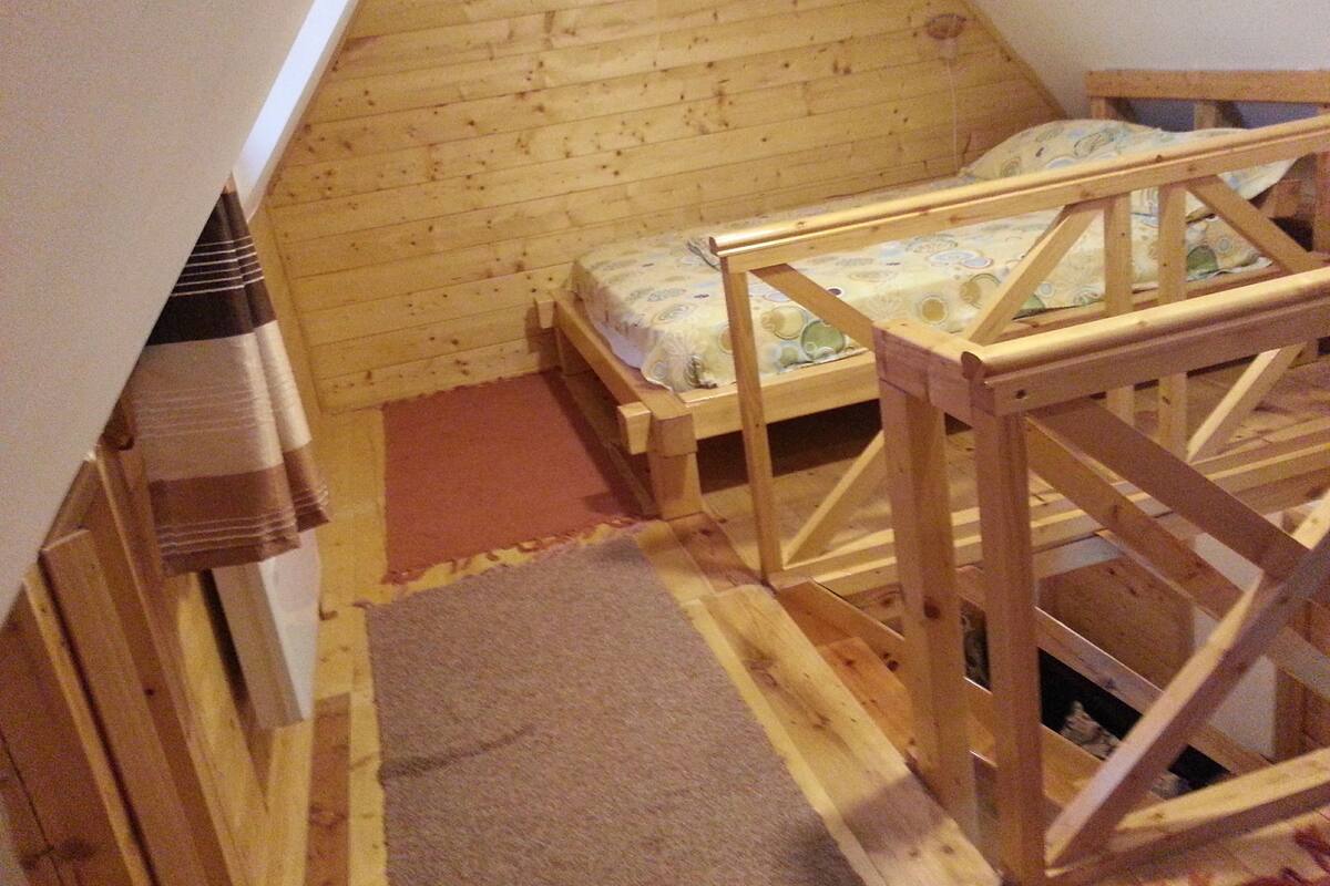 1 habitación y espacio para trabajar con laptop