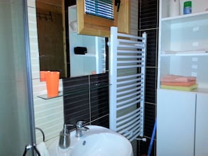 Chalet (1) | Bathroom | Shower, hair dryer, towels, soap