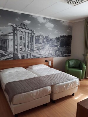 Caixa forta a l'habitació i escriptori