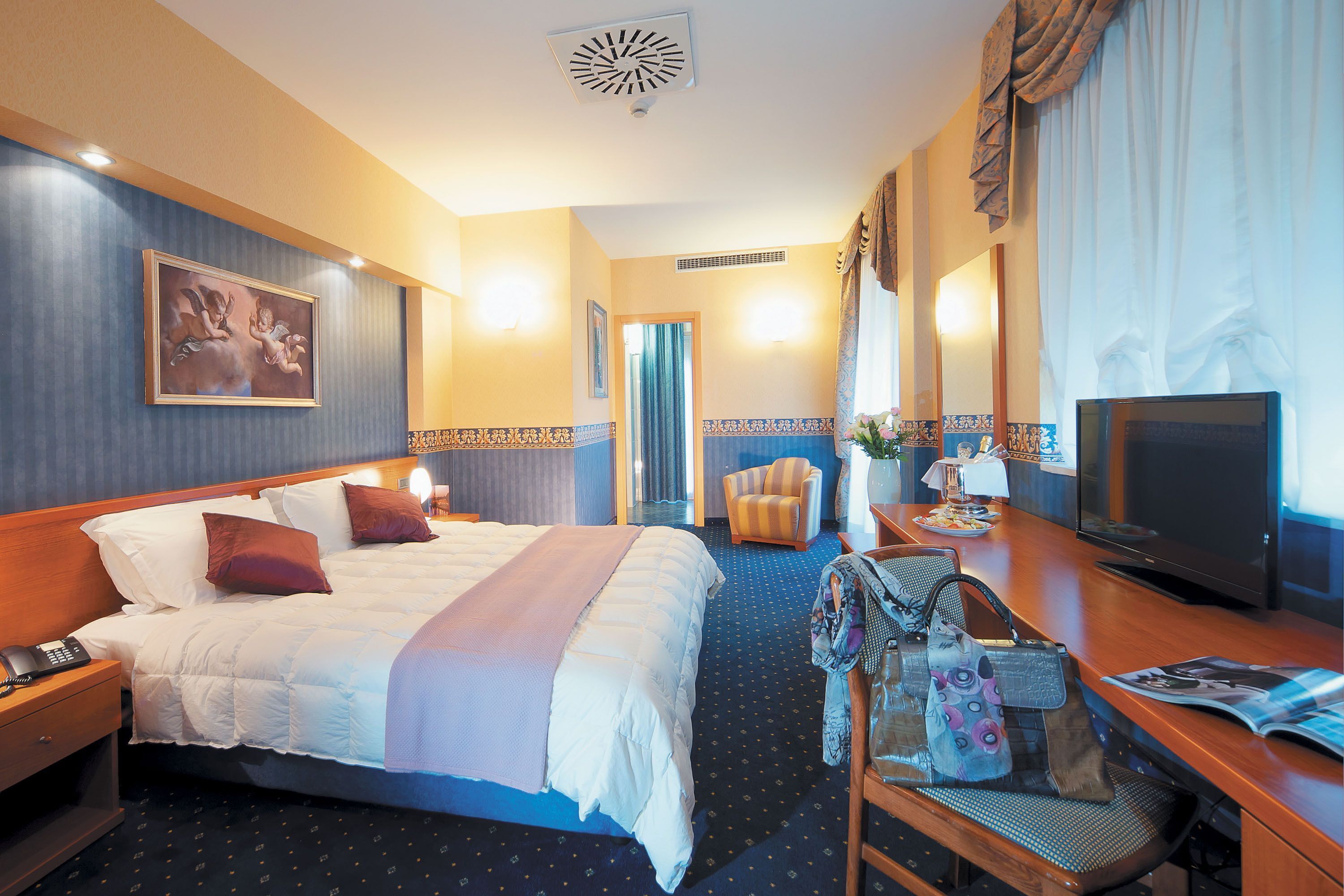 In-room safe, desk, laptop workspace, free WiFi