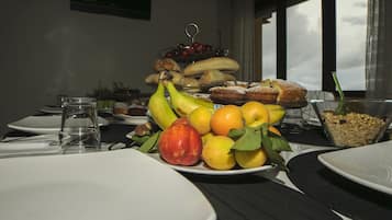 每日供應自助早餐 (每人 EUR5)