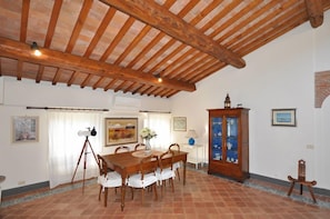 Villa Panoramique, plusieurs chambres, piscine privée (Villa Camaiore) | Restauration dans la chambre