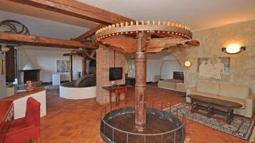 Vila panorâmica, vários quartos, piscina particular (Villa Camaiore) | Área de estar | TV de tela plana