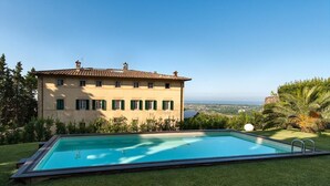 A large building with a swimming pool in front. - Villa Camaiore (Camaiore)