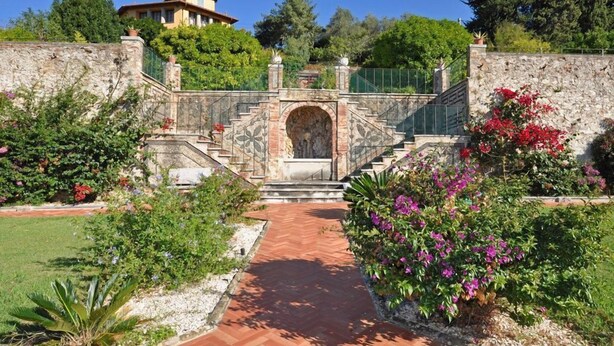 A stone staircase leading to a house with a garden in front. - Villa Camaiore (Camaiore)
