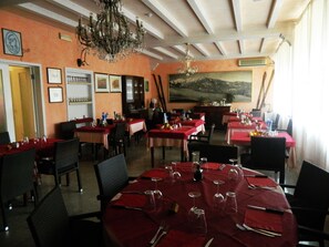 Breakfast, lunch, dinner served; pizza 