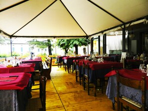 Breakfast, lunch, dinner served; pizza