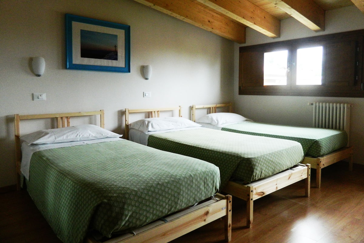Habitación triple | Caja de seguridad en la habitación y escritorio