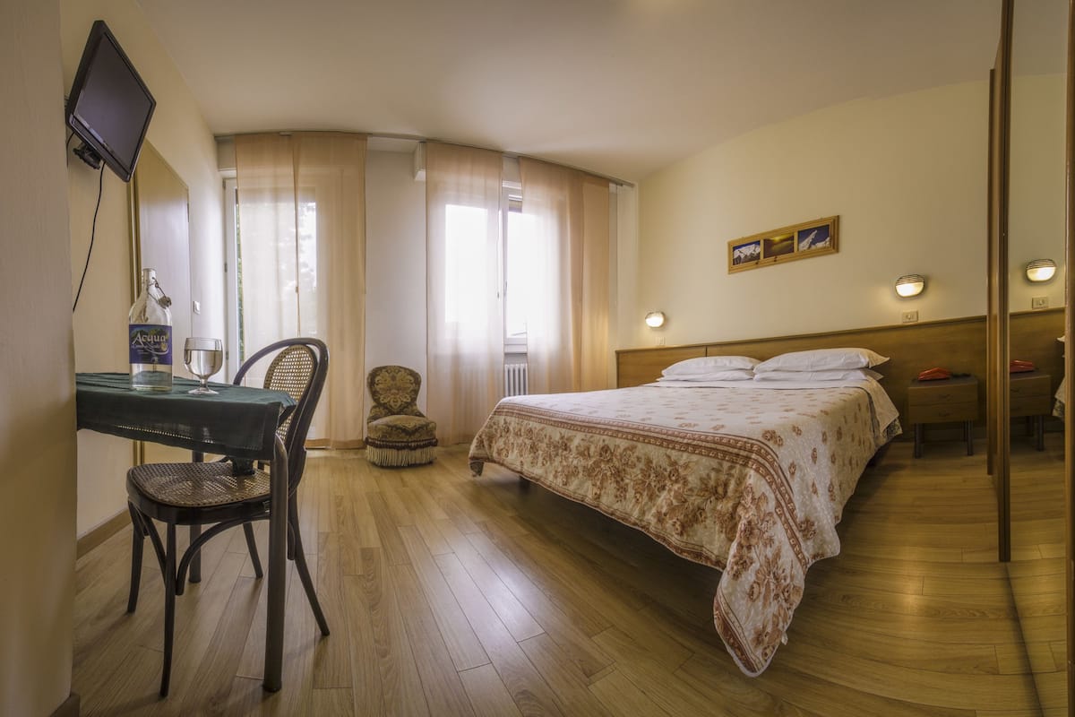 Habitación individual | Caja de seguridad en la habitación y escritorio