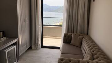 Luxury Suite, 1 Bedroom, Non Smoking, Sea View | Living room | LCD TV, pay movies