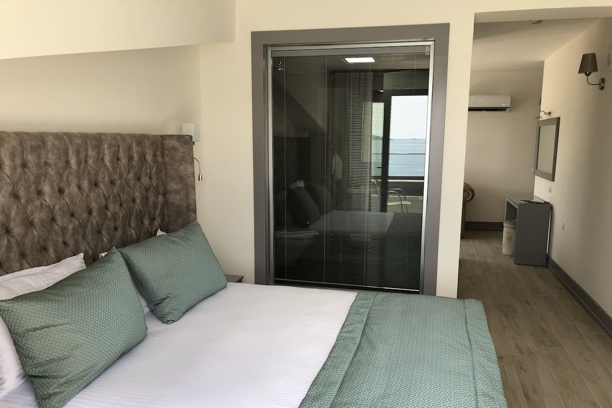 Luxury Süit, 1 Yatak Odası, Sigara İçilmez, Deniz Manzaralı | 1 yatak odası, kaliteli yatak takımı, minibar, odada kasa