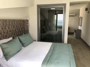 Suite de luxe, 1 dormitori, no fumadors, vistes al mar | Roba de llit d'alta qualitat, minibar i caixa forta a l'habitació 