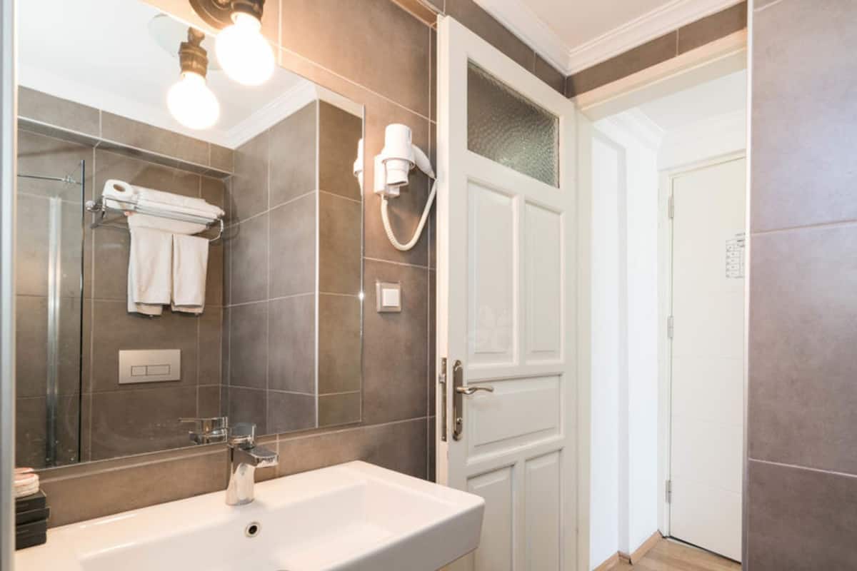 1 yatak odası, kaliteli yatak takımı, minibar, odada kasa