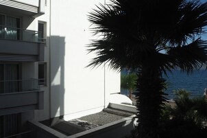 Um edifício moderno com varandas com vista para uma praia.