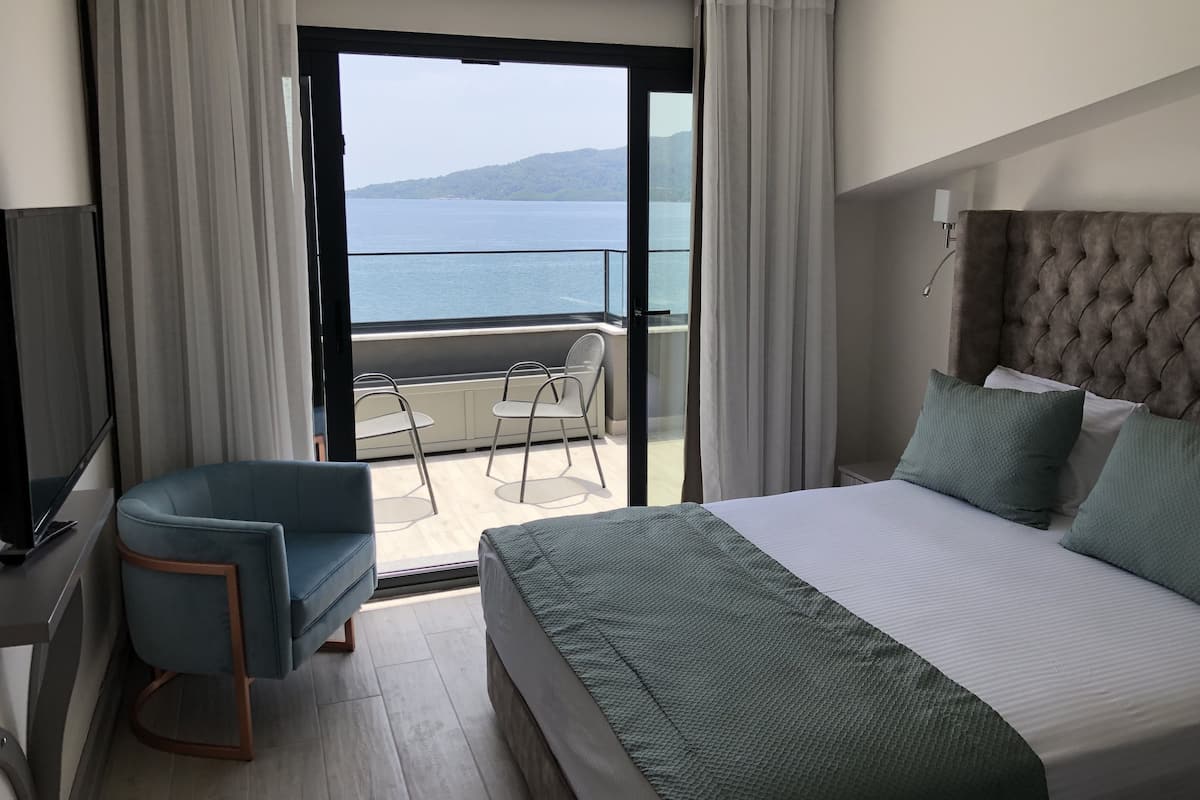 Luxe suite, 1 slaapkamer, niet-roken, uitzicht op zee | 1 slaapkamer, luxe beddengoed, een minibar, een kluis op de kamer