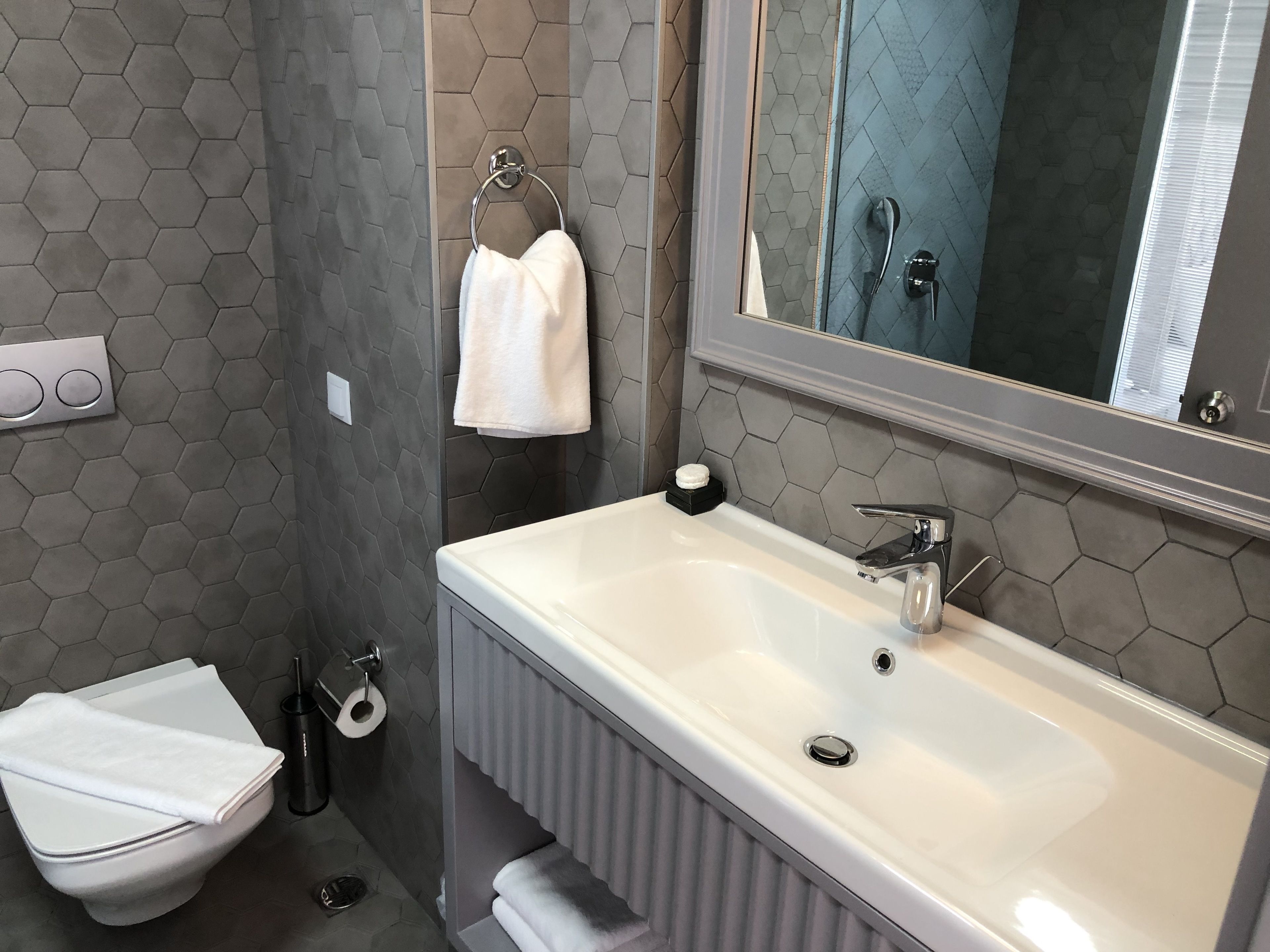 luxury suite, 1 bedroom, non smoking, sea view | bathroom | shower, free toiletries, hair dryer, slippers