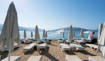 Playa privada, sillas reclinables de playa, sombrillas, toallas de playa