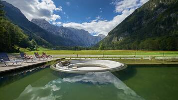Kolam renang indoor dan kolam renang outdoor, dengan kursi berjemur