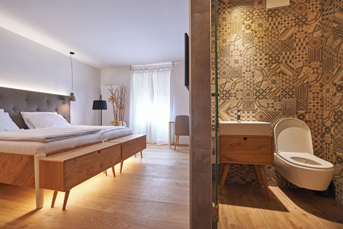 Minibar, in-room safe, desk, bed sheets