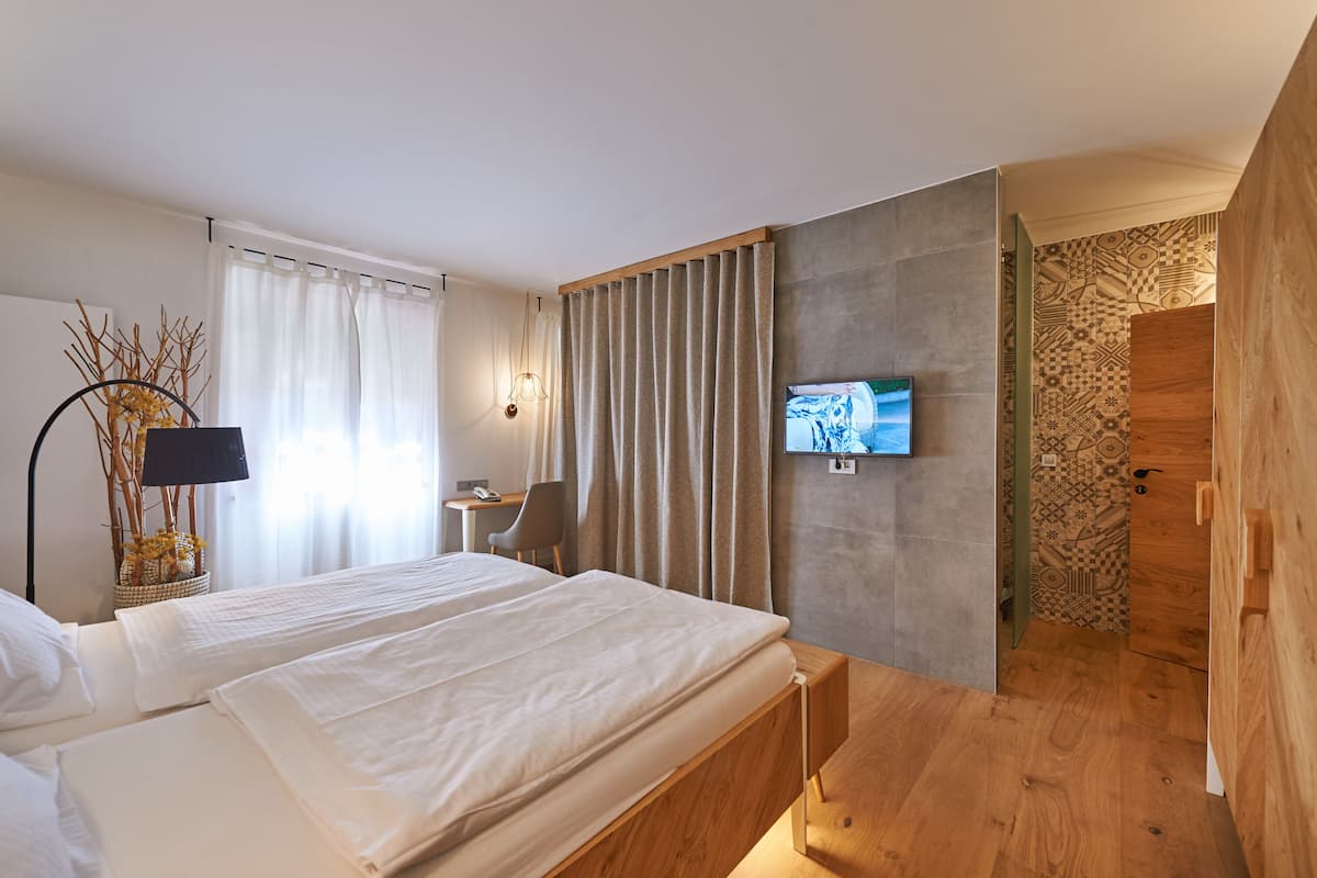 クラシック ダブルルーム | ミニバー、セーフティボックス (室内)、デスク、ベッドシーツ