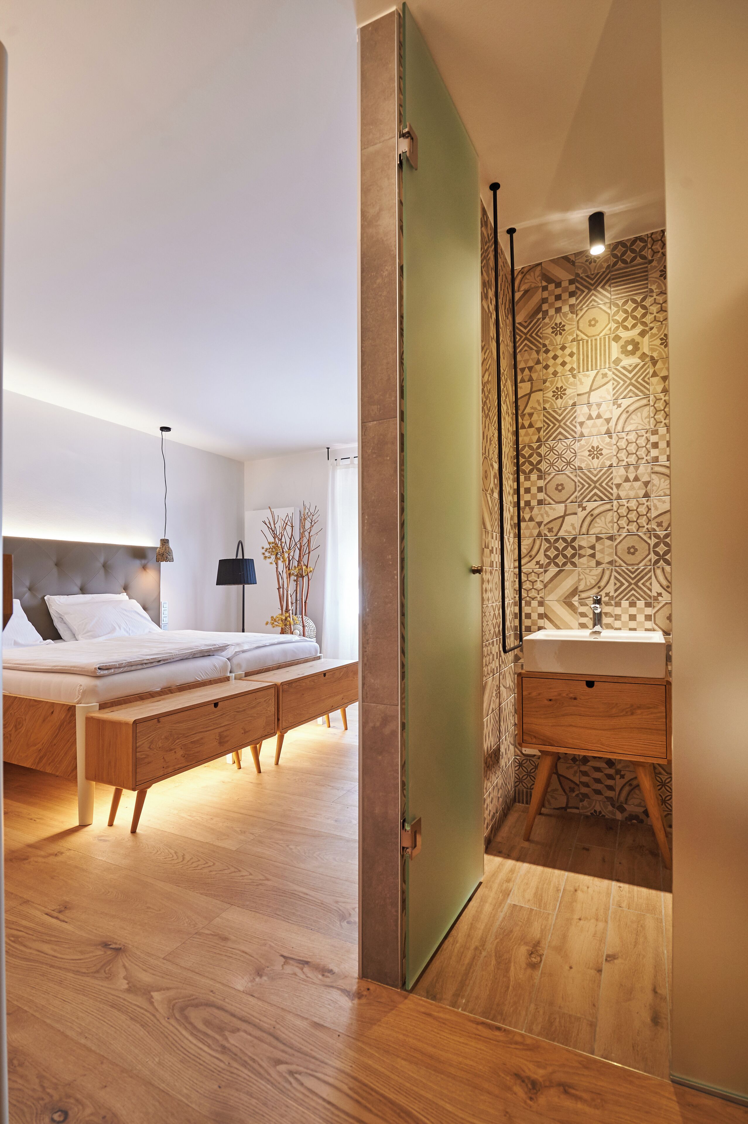 ミニバー、セーフティボックス (室内)、デスク、ベッドシーツ