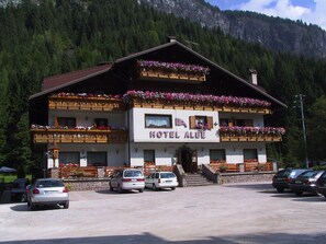 Front of property - Hotel Albe (Rocca Pietore)