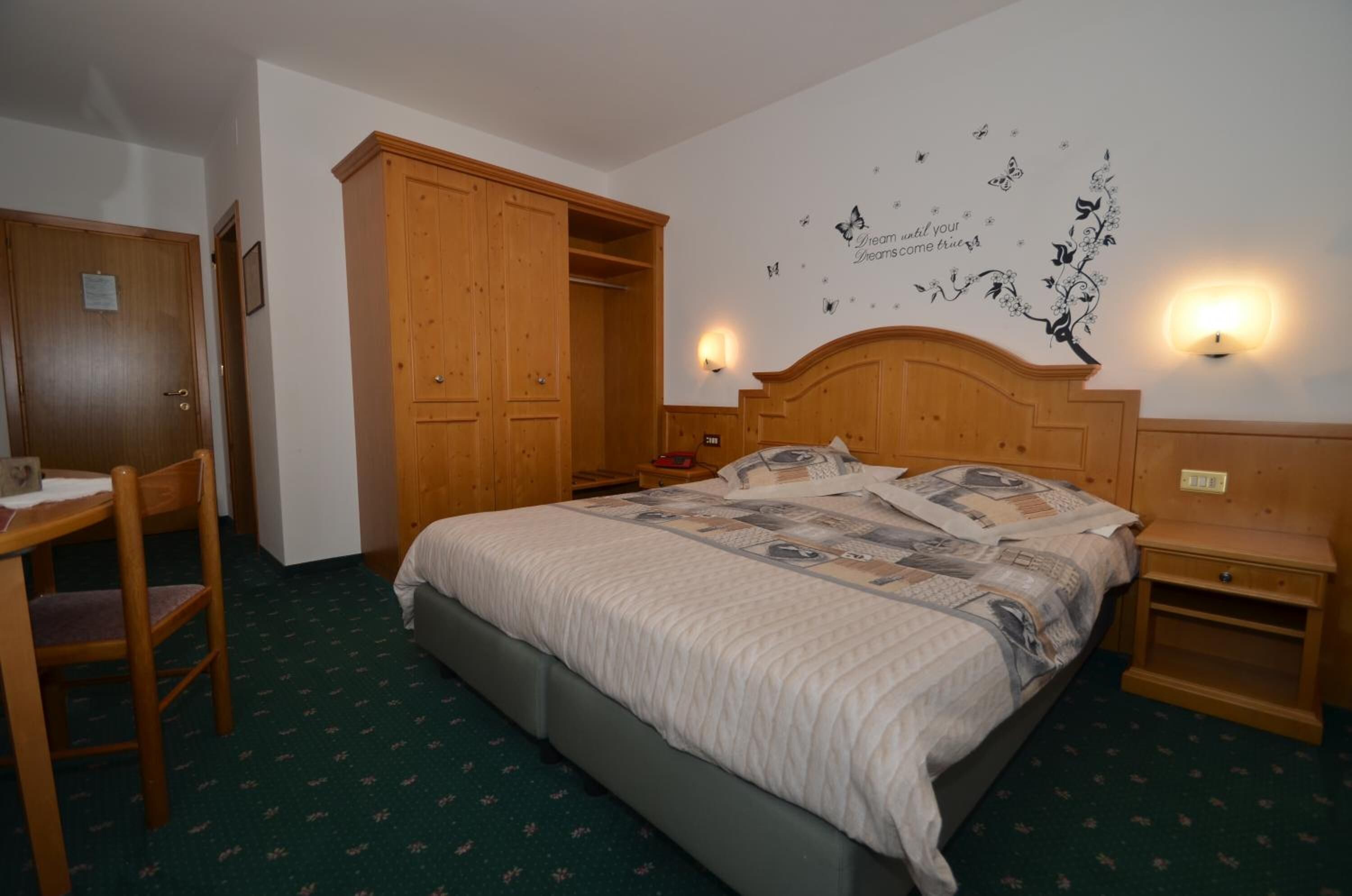 Desk, soundproofing, free cots/infant beds