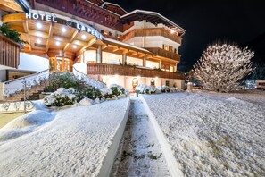 Front of property - Hotel La Perla (Ravascletto)