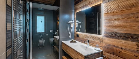 Habitación cuádruple familiar | Baño | Regadera, amenidades de baño gratuitas, secadora de cabello, bidet
