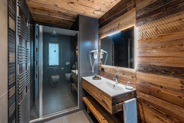 Family Quadruple Room | Bathroom | Shower, free toiletries, hair dryer, bidet - Hotel La Perla (Ravascletto)