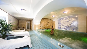 2 piscine coperte, piscina all'aperto