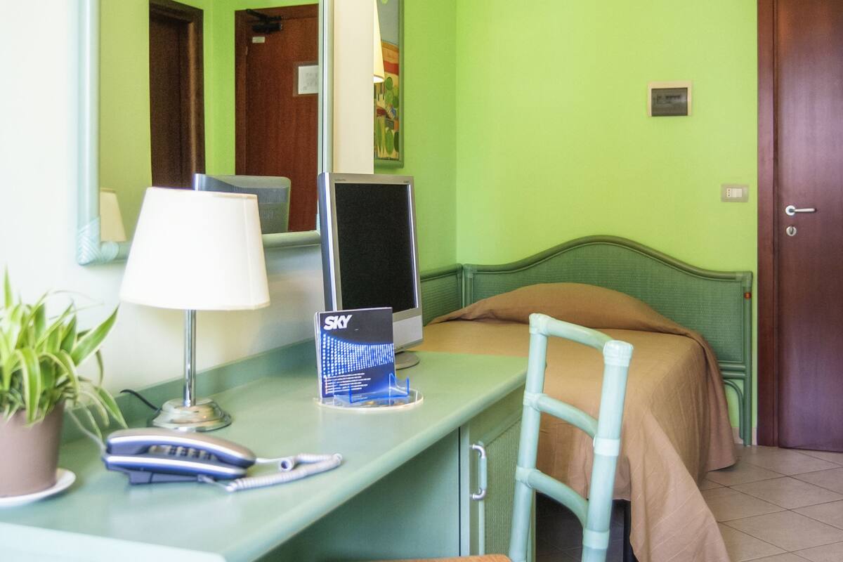 Classic Single Room | In-room business centre