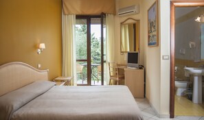 Superior Double or Twin Room, Balcony | Minibar, in-room safe, desk, bed sheets - Hotel Orion (Vibonati)