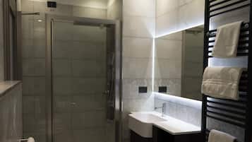 Romantic Suite | Bathroom | Free toiletries, hair dryer, towels