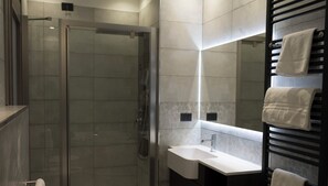 Romantic Suite | Bathroom | Free toiletries, hair dryer, towels - Hotel Europa (Varese)