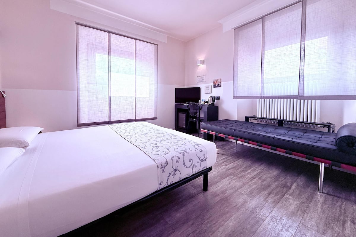 Standard Triple Room | Minibar, in-room safe, desk, blackout drapes