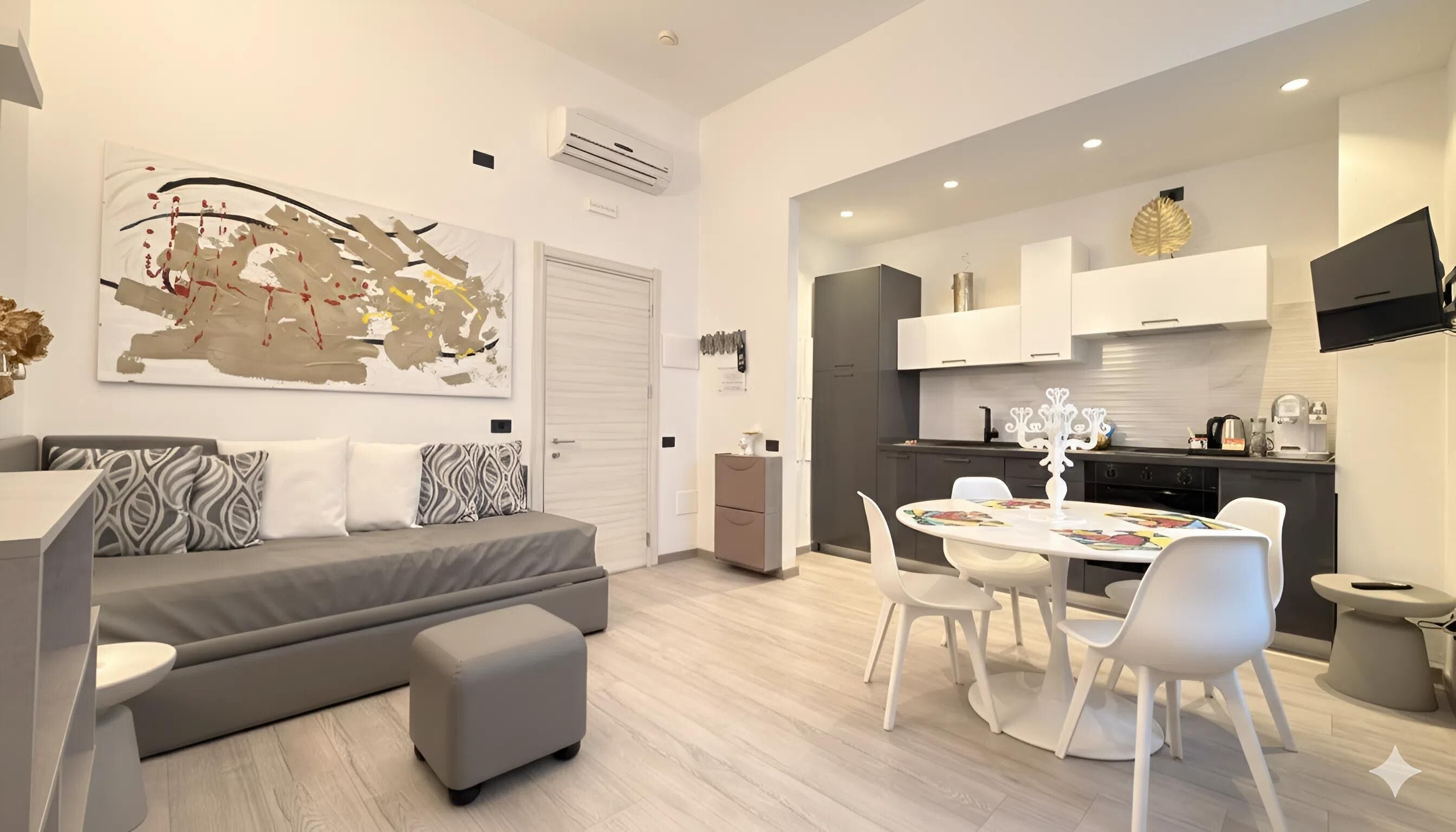 Minibar, caja de seguridad en la habitación y escritorio 