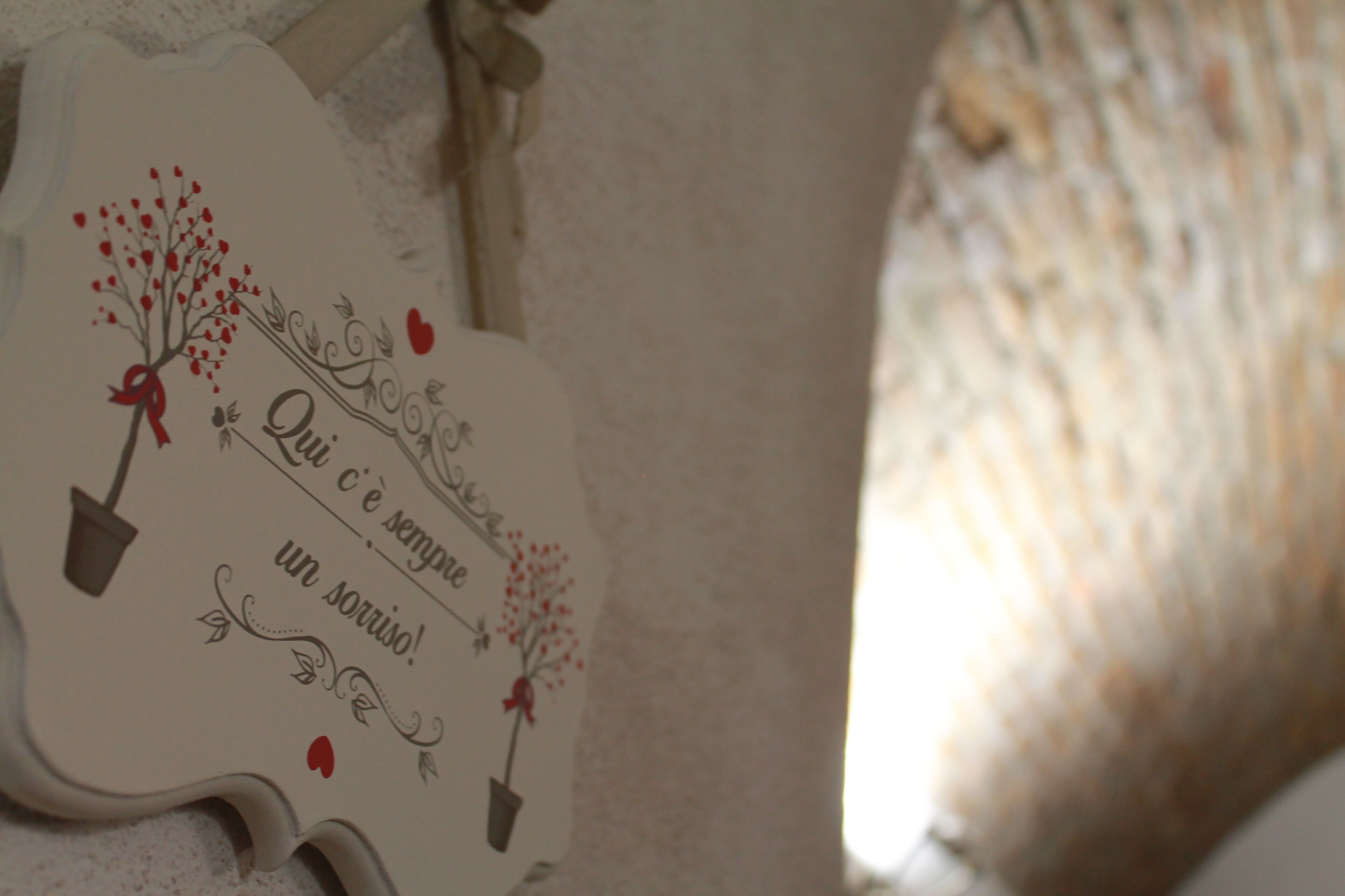 Uma placa decorativa com texto e detalhes florais.
