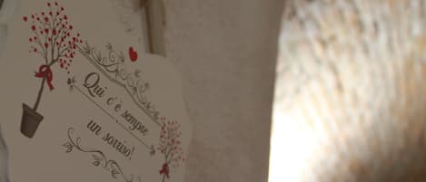 Uma placa decorativa com texto e detalhes florais.