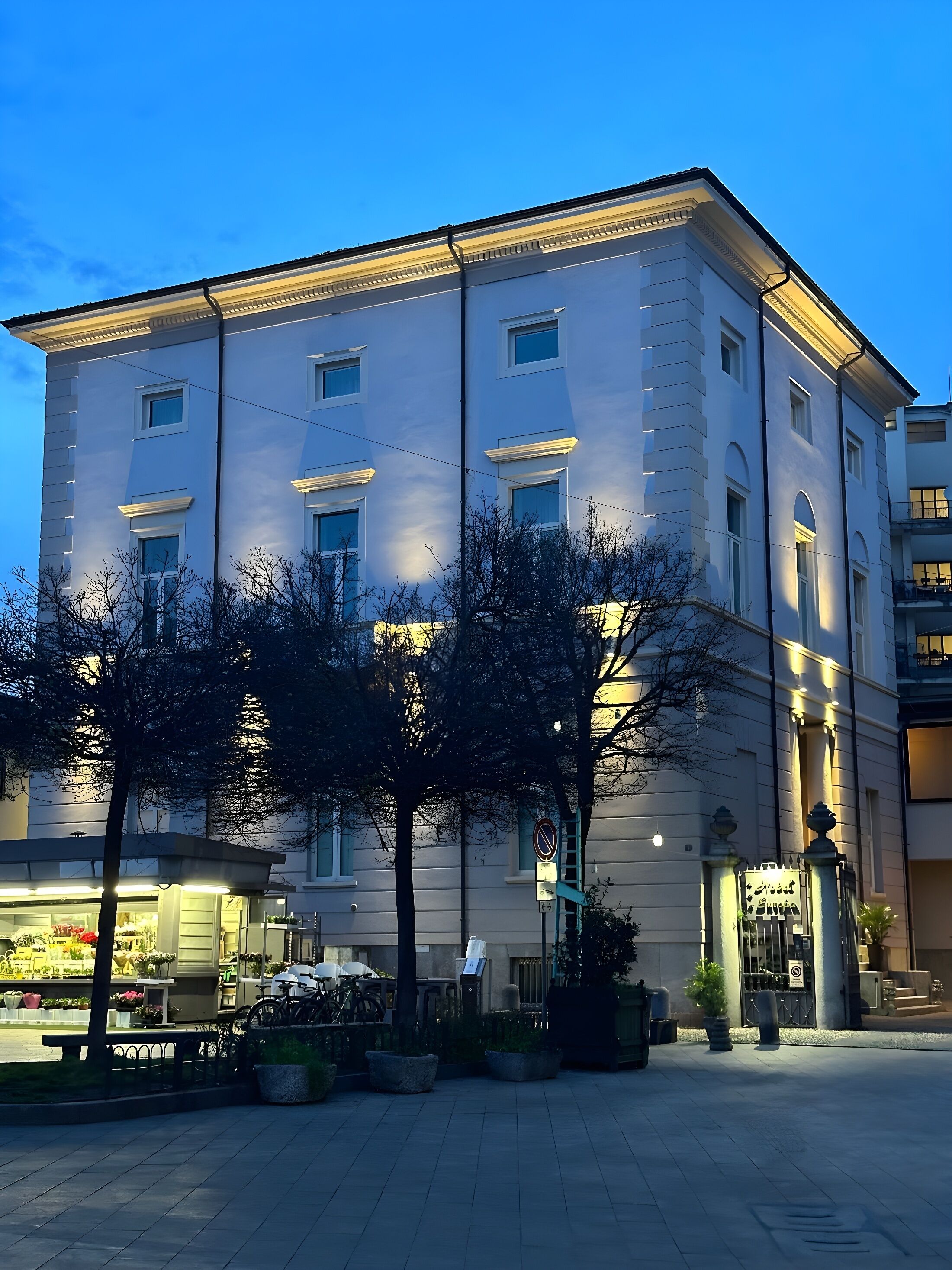 A multi-story building with a classical architectural style, featuring a symmetrical facade with evenly spaced windows and decorative moldings. - Hotel Europa (Varese)
