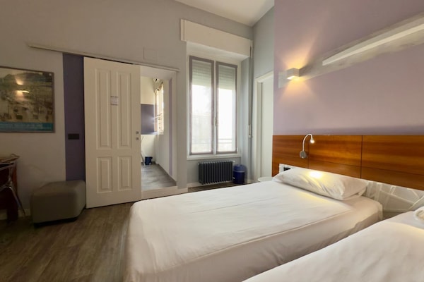 Minibar, coffres-forts dans les chambres, bureau, rideaux occultants