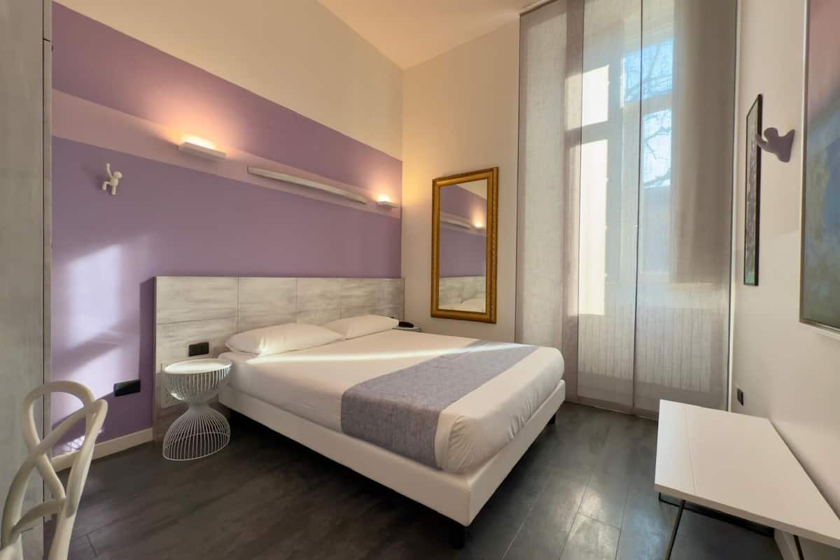 standard double or twin room | minibar, in-room safe, desk, blackout curtains