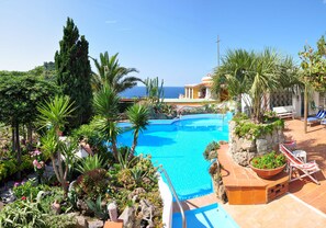 室內泳池、室外泳池;09:30 至 19:30 開放;泳池傘、躺椅