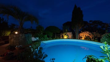 Kolam renang indoor dan kolam renang outdoor, dengan payung kolam renang