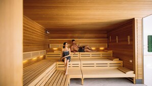 A sauna with wooden benches and a modern design. - Hotel Hohenwart (Schenna)