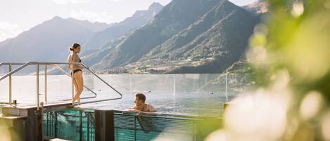 Innenpool, 2 Außenpools, Sonnenschirme, Liegestühle