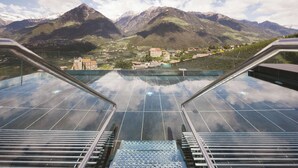 A rooftop terrace with a view of a mountainous landscape. - Hotel Hohenwart (Schenna)