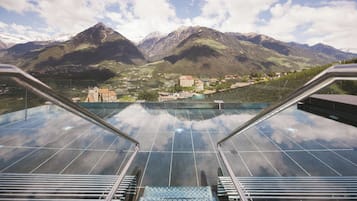 Piscine couverte, 2 piscines extérieures, parasols de plage