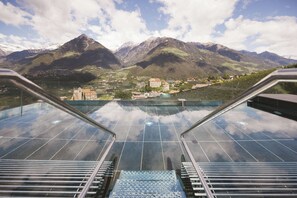 A rooftop terrace with a view of a mountainous landscape. - Hotel Hohenwart (Schenna)