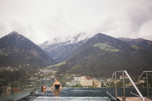 Innenpool, 2 Außenpools, Sonnenschirme, Liegestühle